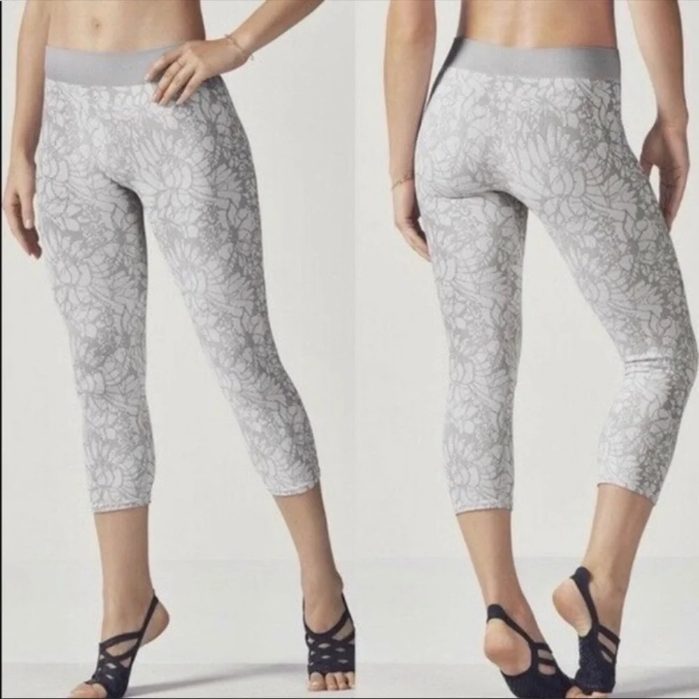 Fabletics Sebastian Mid-Rise Crop, Sz Sm - Picture 2 of 11